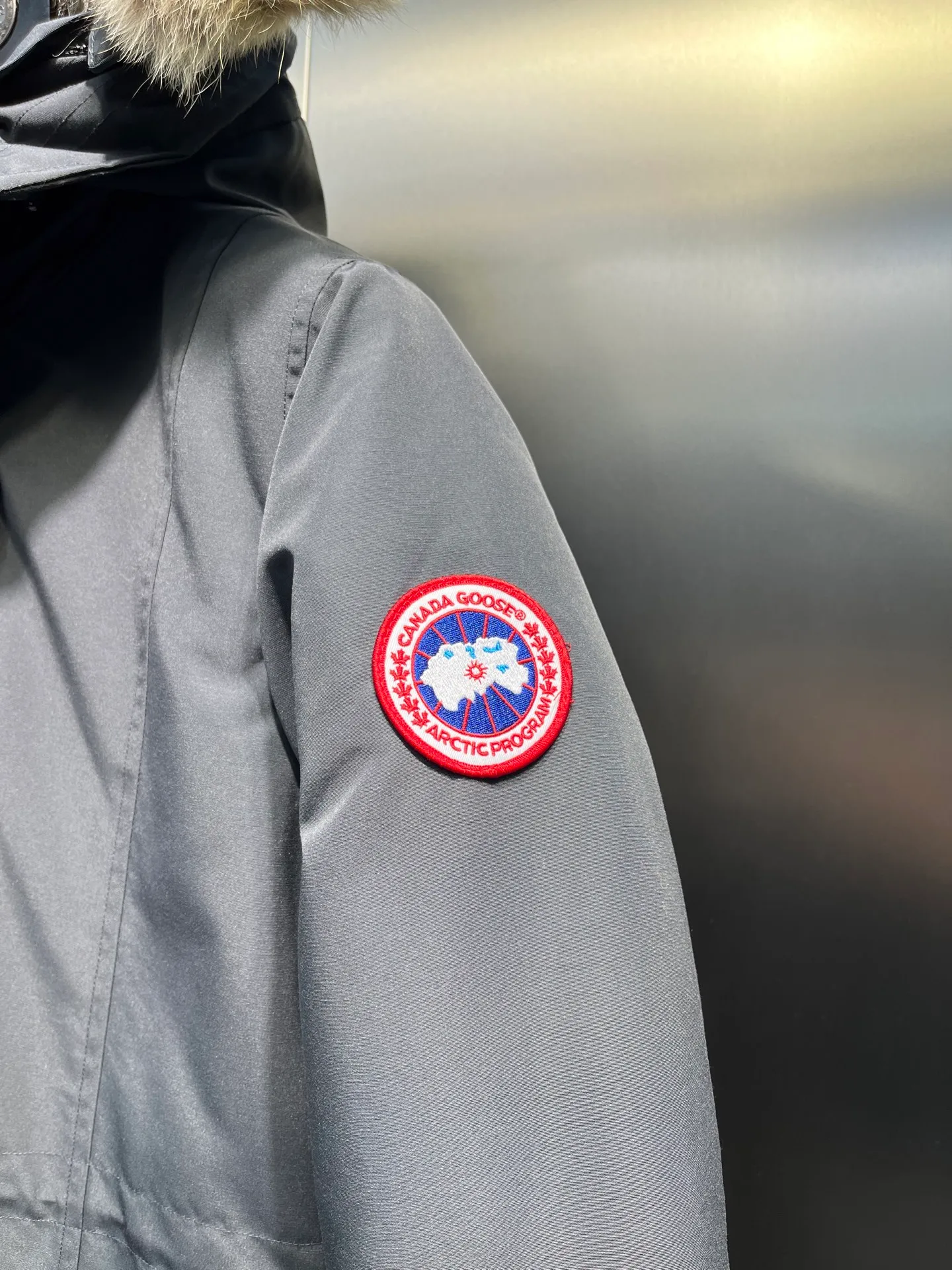 P860 Canada goose/Canada Goose 05 model 2580LA CANADA GOOSE/Canada Goose Rossclair parka women's down jacket, authentic original clothing molding, all accessories are custom-made from the original factory. This model is very unique. The zipper at the back can be opened to change into a dovetail style, with diagonal pockets and a layer of hidden pockets underneath. The official website has become a popular model. The softness and hardness of the fabric are compared with the genuine ones. It can be restored by kneading at will (fabric misunderstanding: fabrics with high hardness are not waterproof. Only those who buy the latest genuine version this year will notice the softness and comfort of the fabrics). The down is synchronized with the genuine white duck down. It is fluffy and not lumpy. The electronically controlled down charging machine is used to fill the zippers with customized genuine YKK zippers. High hardness and no lag. The fur collar is purchased from the same manufacturer as Wolf Hair. (Cooperative factory 2019 Canadian wolf skin auction and Big Goose official auction of wolf skin fur collars on the same site) All workmanship and wiring are controlled by workers with more than ten years of service. They must be horizontal and vertical, and are not crooked. The density of the inner wiring is more exquisite. Compare at will. Big goose label, collar label, washed label, hang tag, zipper rope, pocket label, back label, collar velvet, Velcro fasteners, all details of the cuffs are updated simultaneously with the original product, the best version, and the most complete color matching. The fighter in World 05 battles various world goods. Size: XS-XL